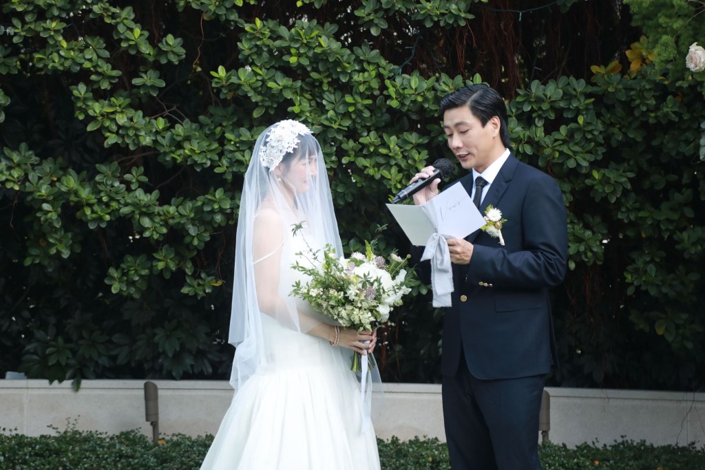 一對新人宣讀誓詞。