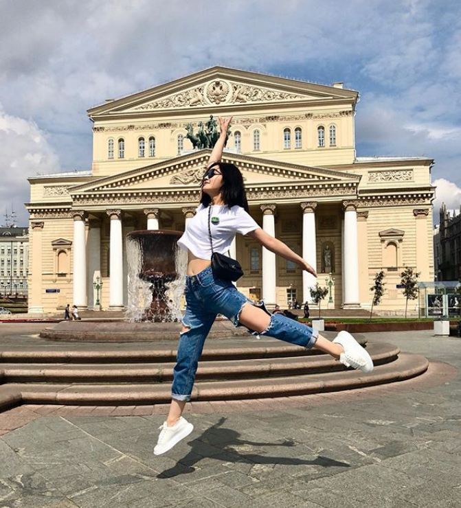 祖儿尚未抵埗，阿Sa自己一个周街「飞」。