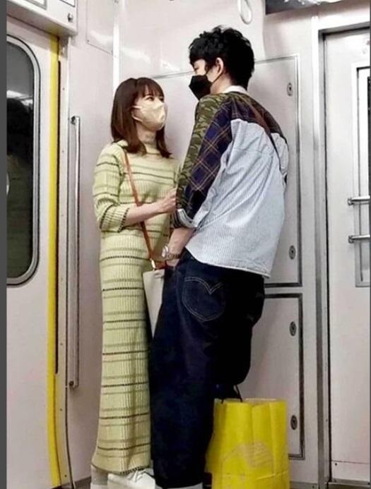 岡田將生跟主播女友鈴木唯在電車上卿卿我我。