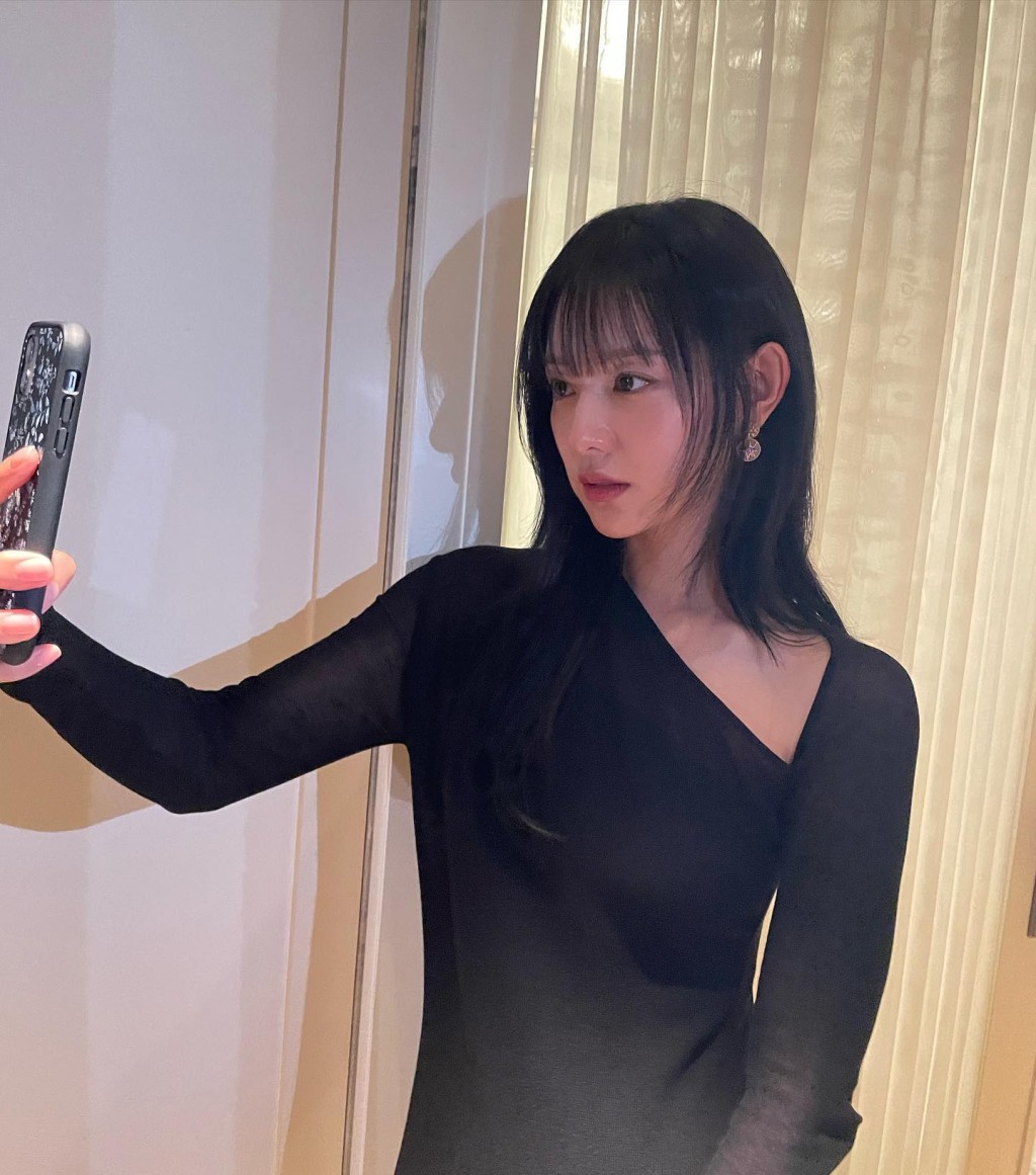 金智媛的举手机Pose竟然之后出现在金秀贤的新相中。