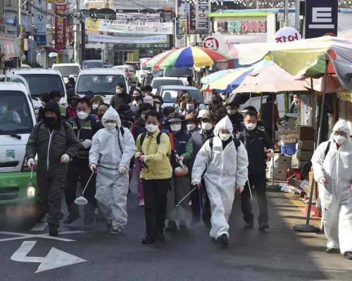 南韓市內繼續加強消毒。AP
