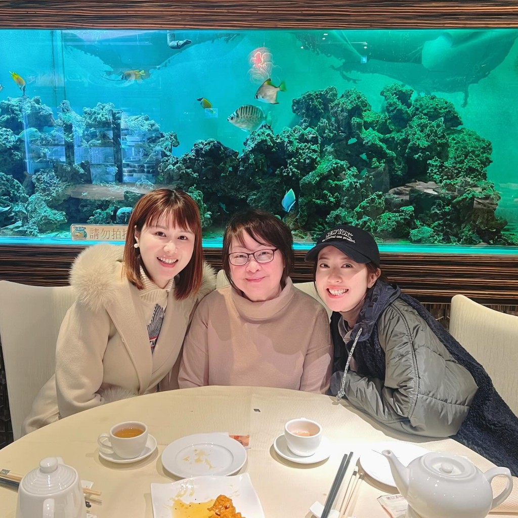 劉思希與唐詩詠與朋友聚舊。