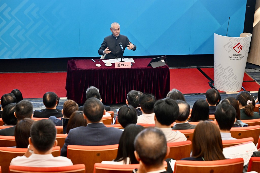 北京大学国际关系学院教授潘维主讲第一课，主题为「中国共产党与当代中国」。政府新闻处图片