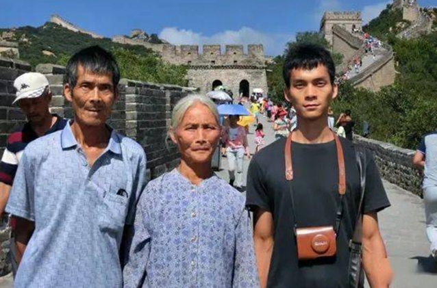 唐尚珺（右一）與父母。網圖