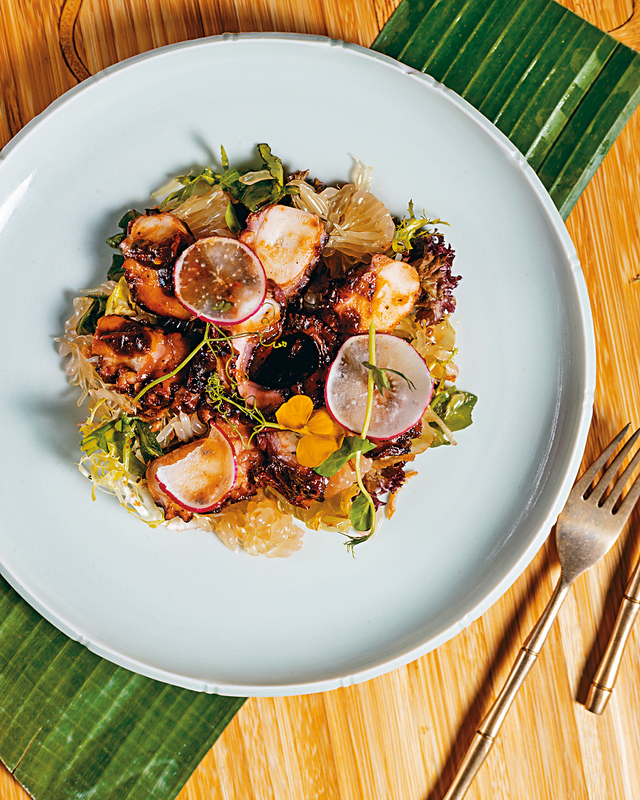 八爪魚 鮮嫩的八爪魚加入巴拉多辣椒醬和甜辣椒醬慢煮,以清爽柚子、青瓜和時蔬提味,味道匹配。