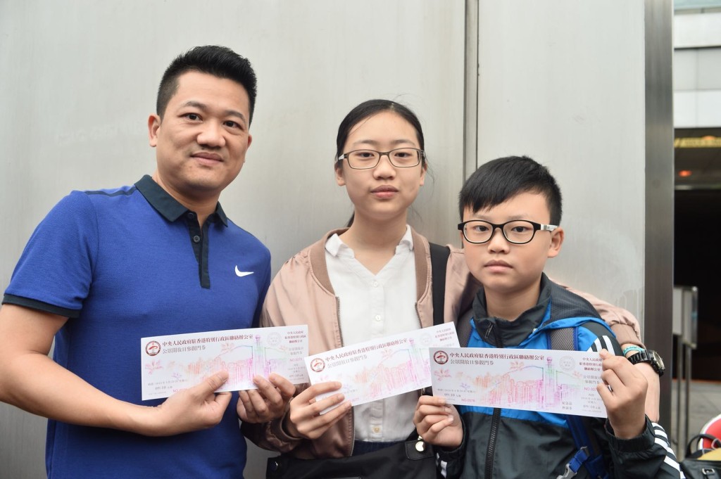 市民踴躍到場,拿到門票十分興奮。
