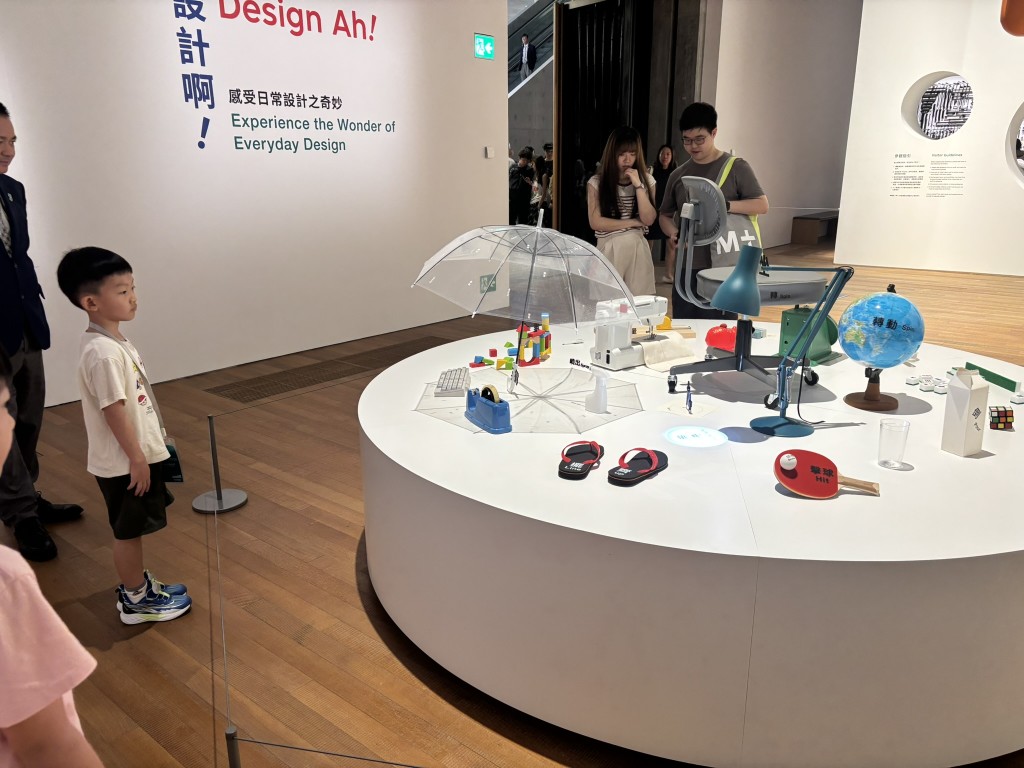 不同於傳統展覽,這次「設計啊!」展覽透過可動手玩的遊戲、互動裝置和沉浸式視聽室, 讓大、小朋友也能在玩樂中學習。(圖片來源:《親子王》) 不同於傳統展覽,這次「設計啊!」展覽透過可動手玩的遊戲、互動裝置和沉浸式視聽室, 讓大、小朋友也能在玩樂中學習。(圖片來源:《親子王》)