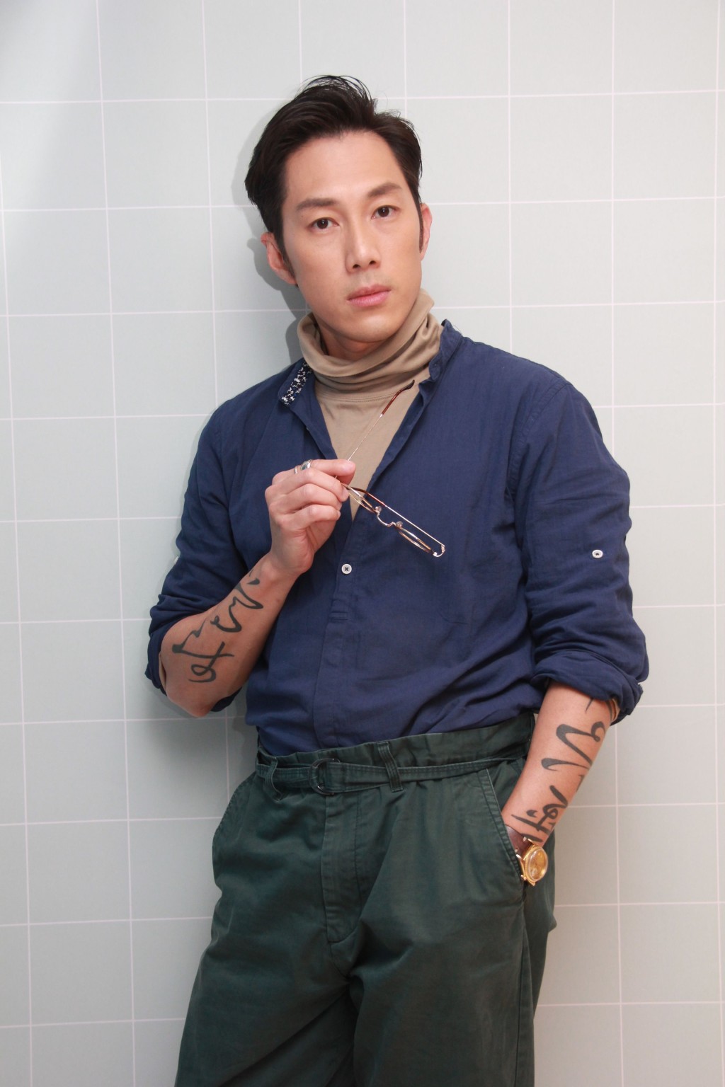 秋成签约TVB,原来最初都跟导演工作有关,「最初读演戏课程,目的系了解多啲演员世界帮到做导演,读咗发觉好有趣就想去试吓做演员。」