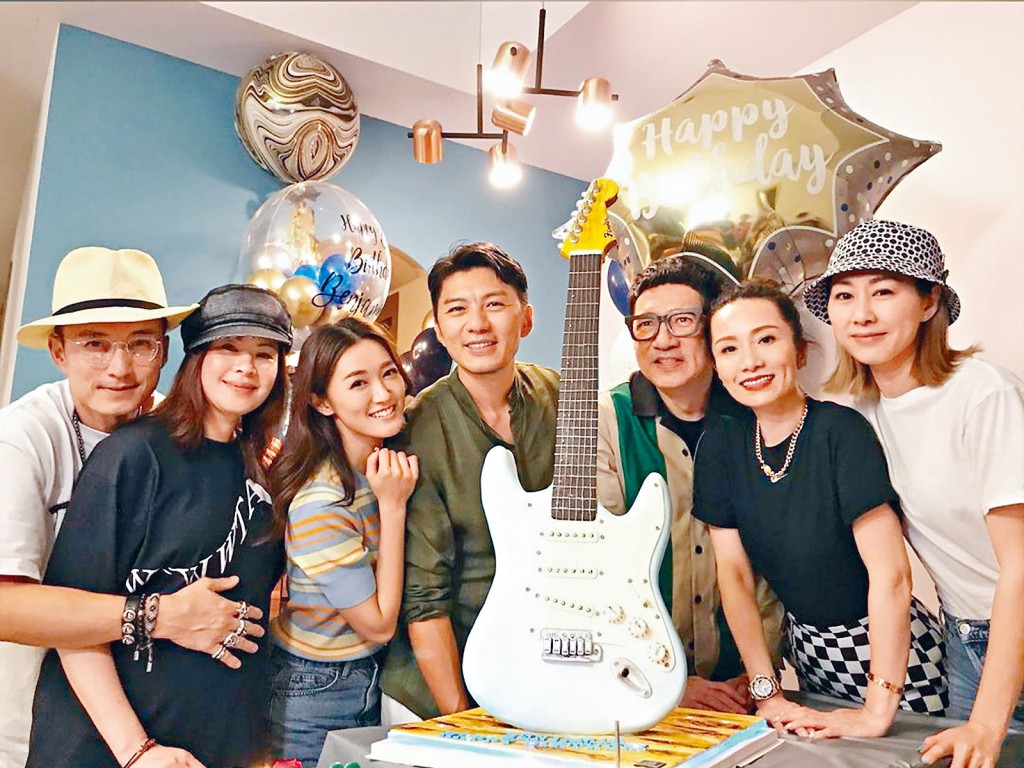 連同沒有上鏡的袁媽媽剛好八個人，沒有犯限聚令。