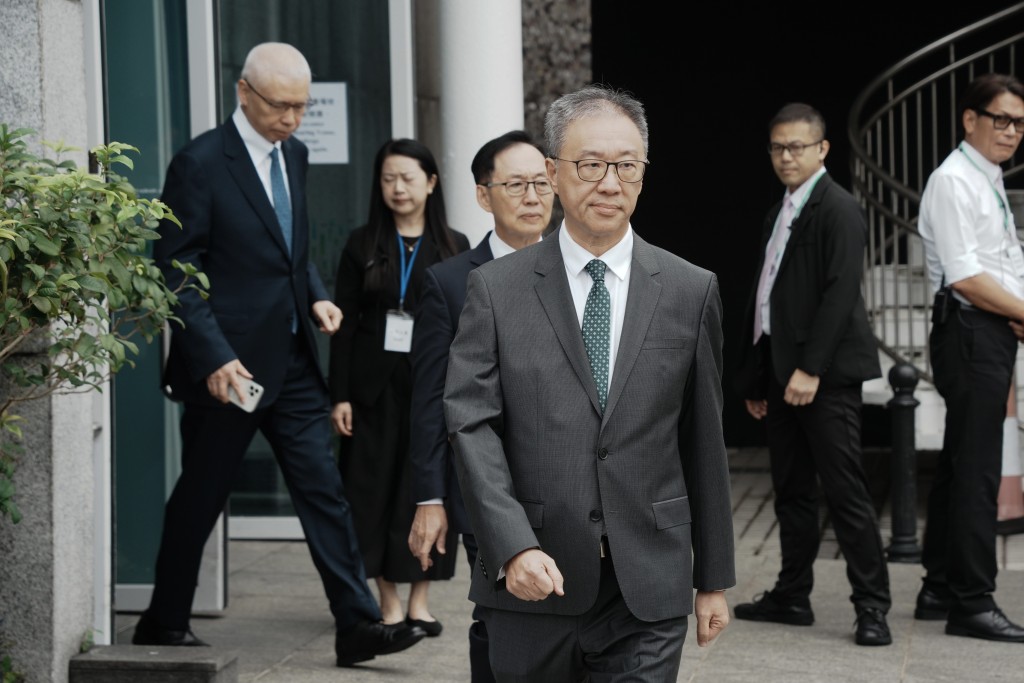 大埔宏福苑大火獨立委員會主席陸啟康在最後發言時多次哽咽。 大埔宏福苑大火獨立委員會主席陸啟康在最後發言時多次哽咽。