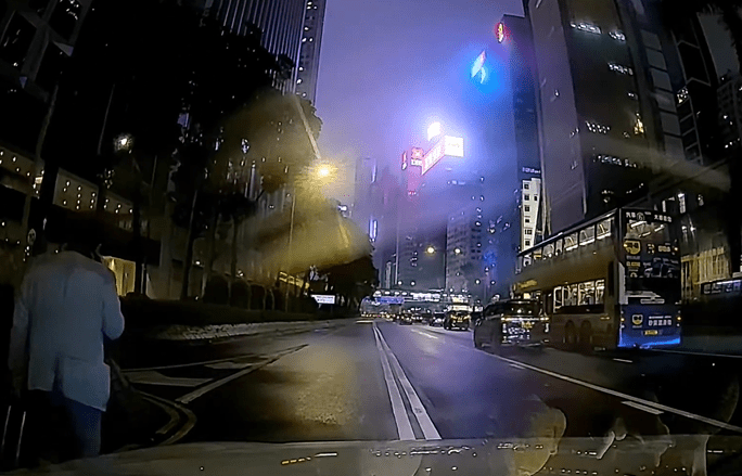 車輛在拖篋男身邊緩緩駛過，但他沒有看過車輛一眼。fb 車cam L（香港群組）Ting Yu Cheung
