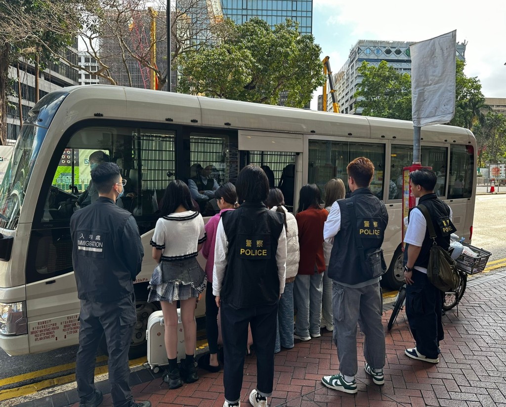 警方聯同入境處油尖打擊黑工及掃黃，拘捕24人。警方提供
