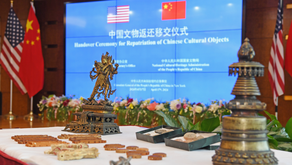 中方在紐約接收美方返還的38件中國流失文物藝術品。 新華社