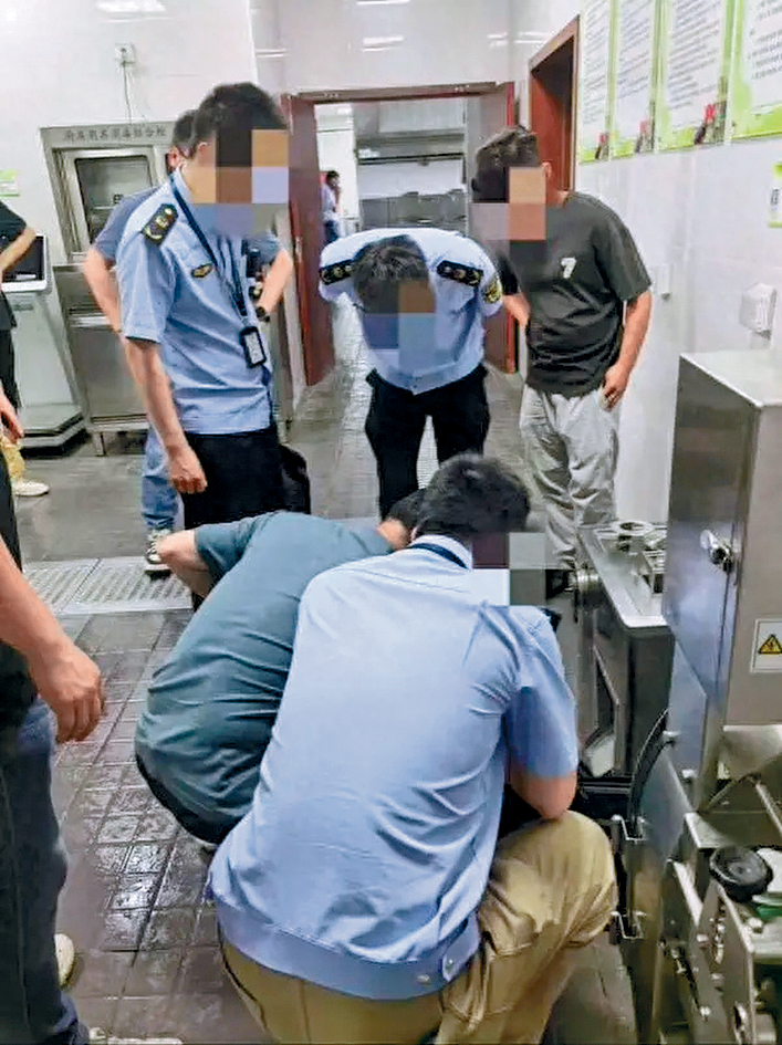 食堂攪肉機被指有大量活蛆,政府人員到場調查。