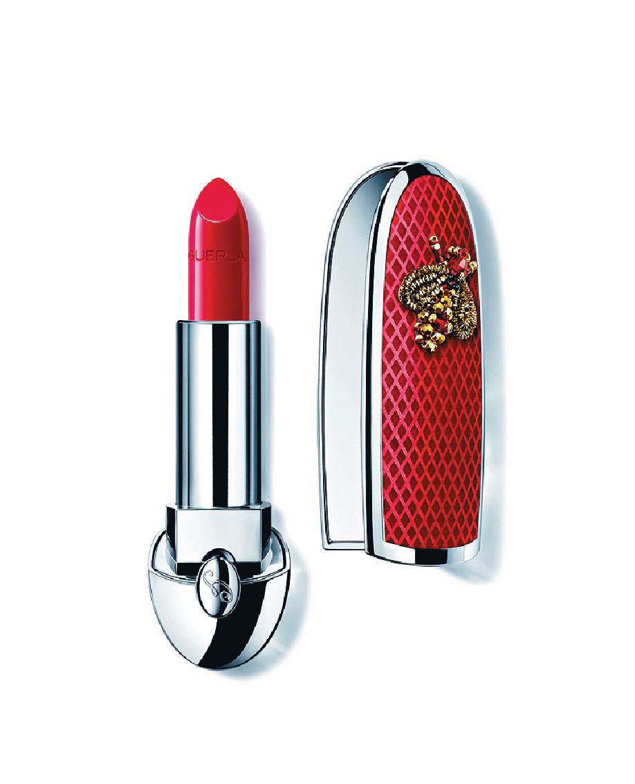 Guerlain 珍藏版Rouge G緋紅耀蜂寶石唇膏套裝 $2,350  經典標誌蜜蜂配以紅色及金色的珍珠，繡於絲絨之上，並飾以紅色的蜂窩圖案魚網設計，每支唇膏均有個別編號，凸顯珍貴。
