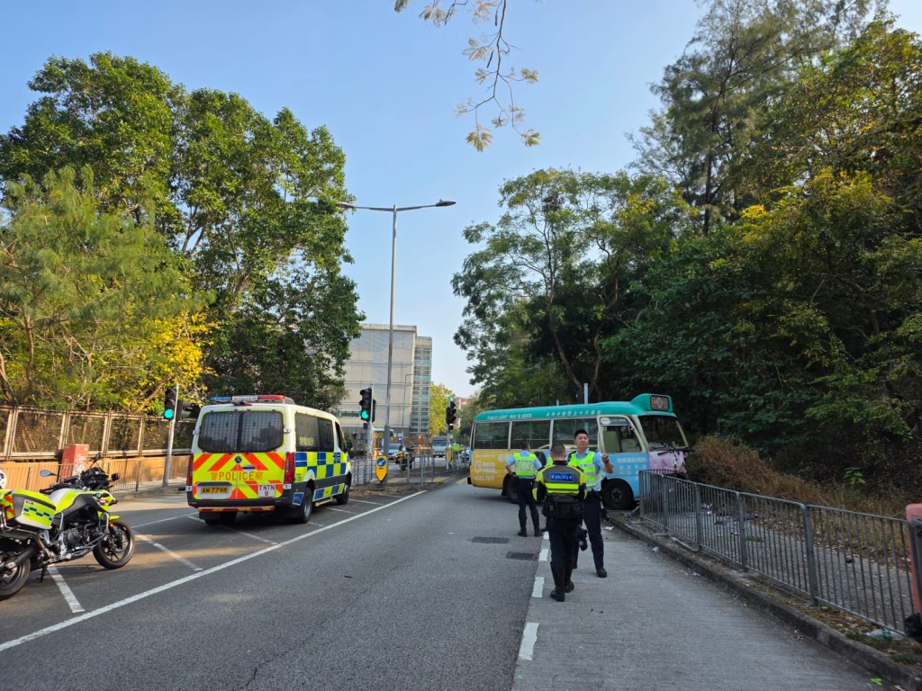 一輛專線小巴失控撞毀路邊欄杆後再衝上行人路。