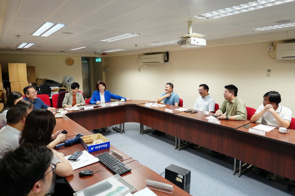 除了在邨內視察，團隊亦與議員在會議上進一步詳細交流。討論涵蓋屋邨管理、社區配套及長遠房屋策略等多個範疇。何永賢fb