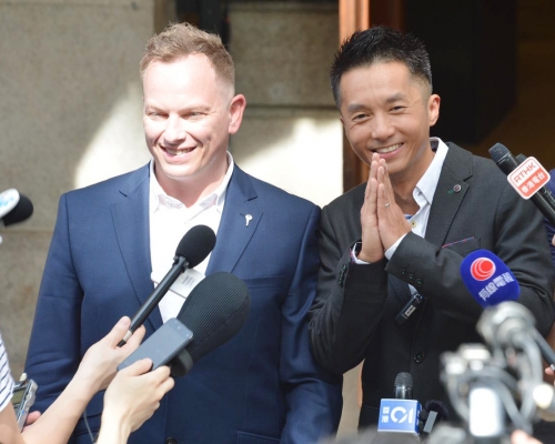 梁鎮罡(右)今午陪同其外籍伴侶Scott Paul Adams到終審法院外會見傳媒。
