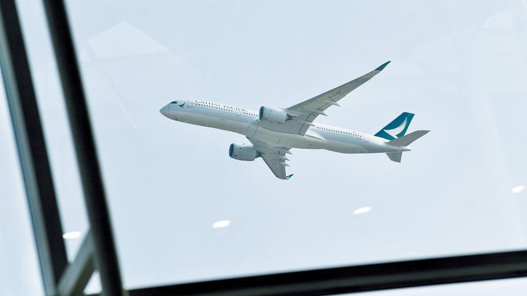 國泰航空現時每條航綫只提供「每十四天一班機」。