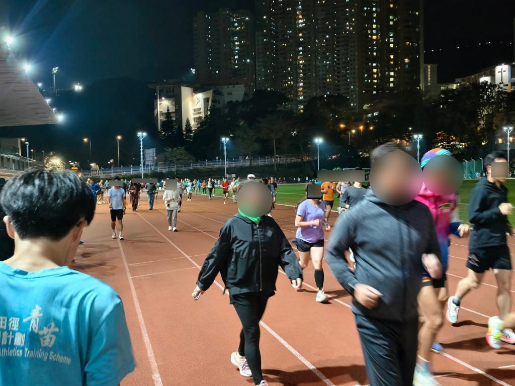大批市民在斧山道運動場練跑。Threads圖片 大批市民在斧山道運動場練跑。Threads圖片