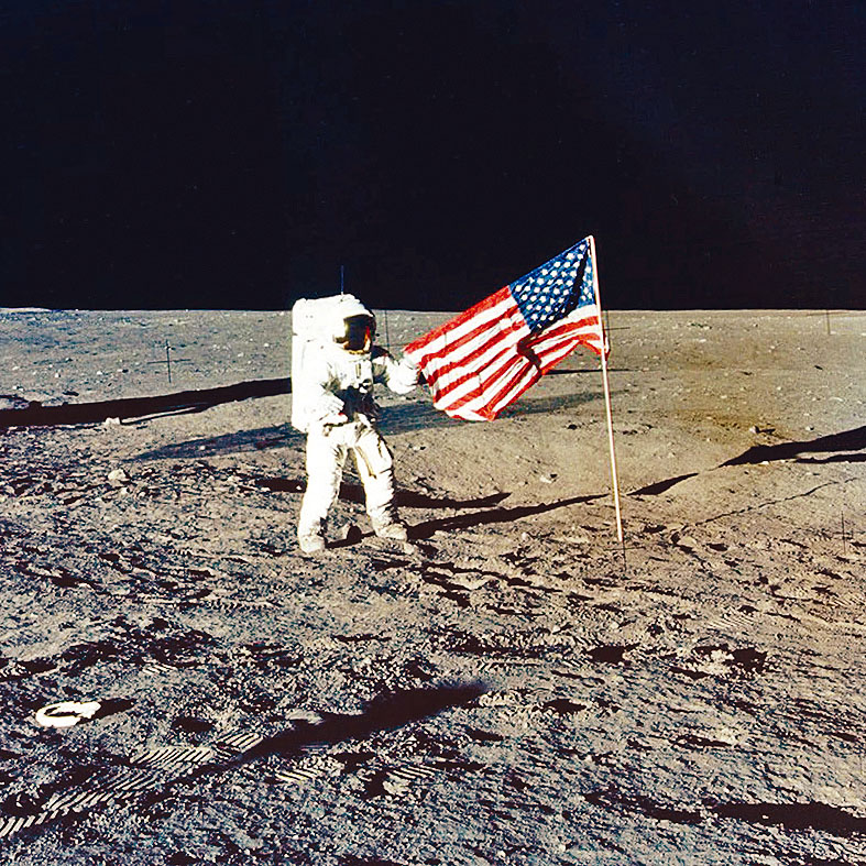 一九六九年十一月，阿波羅12號指揮官康拉德登陸月球。