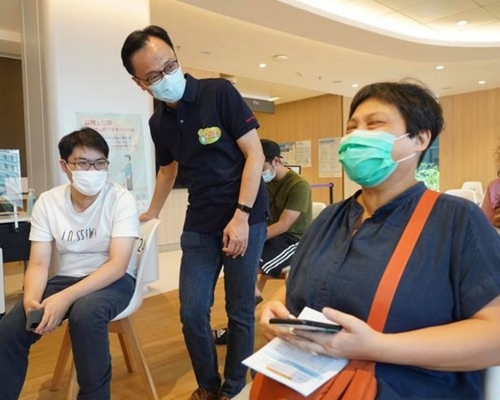 聶德權到中大教學醫院的疫苗接種中心視察。聶德權Facebook圖片