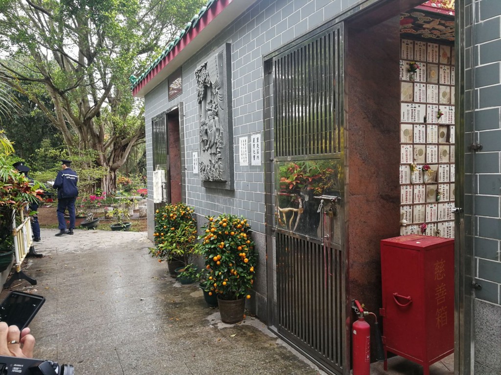 警方拘捕了一名疑匪。 梁峰國攝