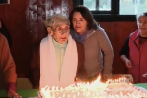 智利總統曾在哈拉米羅生日時送上年齡證明。(網圖)