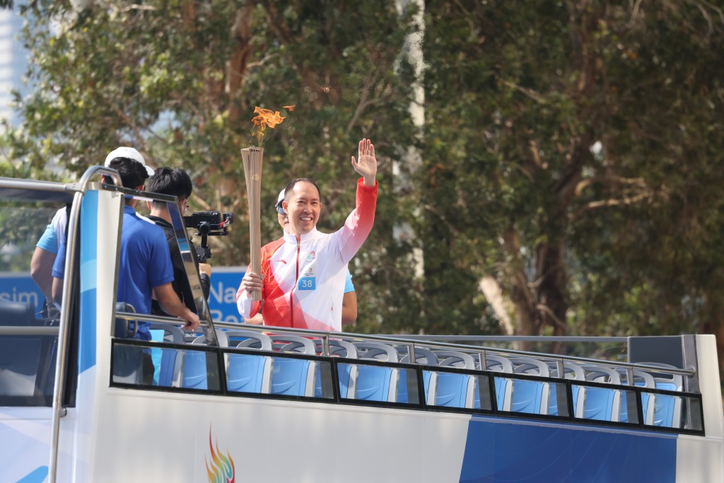 第38棒火炬手、信和主席黃永光。何家豪攝 第38棒火炬手、信和主席黃永光。何家豪攝