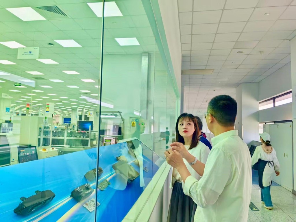張曼莉參觀寧波均勝電子股份有限公司，聽取該企業代表介紹研發和製造智能座艙、智能網聯、智能駕駛、新能源管理和汽車安全系統的最新發展。