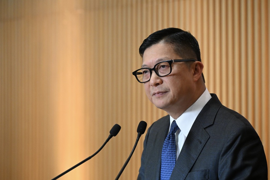 鄧炳強表示，政府一直採取多管齊下方法打擊非法勞工，並加強與內地當局合作兩地設互通機制。資料圖片