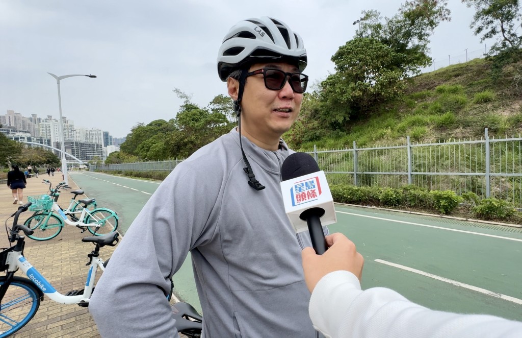 十多年騎專業單車的曹生同意，強制騎單車戴頭盔會對共享單車很不方便，但直言「頭就得一個、我就怕死、一定會戴」。