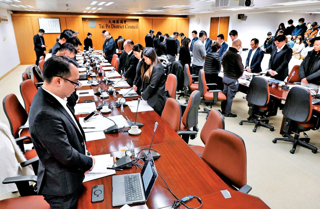 大埔區議會會議開始前，全體區議員及在場人士為死難者默哀1分鐘。