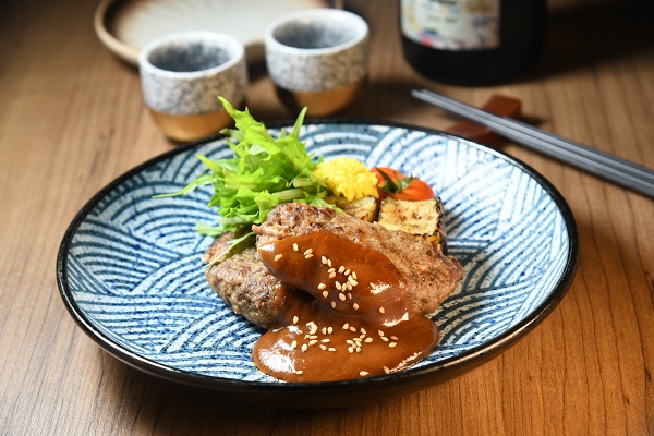 軟綿蝦夷鹿肉漢堡 $115
漢堡以鹿肉及和牛手打而成,富有平衡的肉香與油脂,加上適量紫蘇中和膩滯,滋味可口。