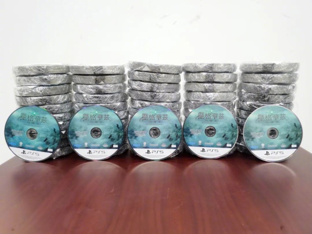 檢獲的《霍格沃茨之遺》等繁體中文版光碟。海關總署微博