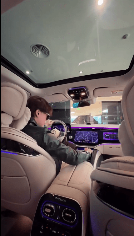 陳曉東坐上司機位，親身感受車內豪華設備。