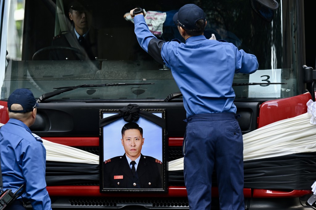 運送何偉豪遺體的靈車。