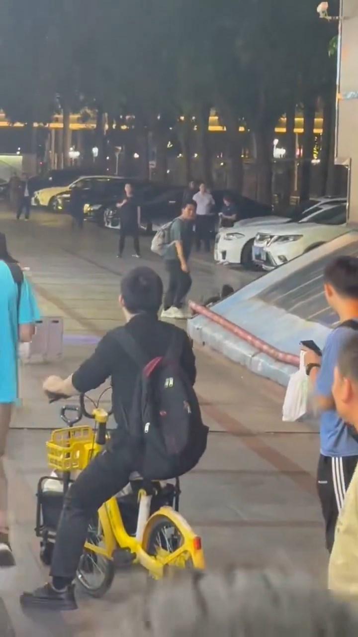 周一晚,一名男子在珠海拱北口岸附近持刀傷人。 周一晚,一名男子在珠海拱北口岸附近持刀傷人。