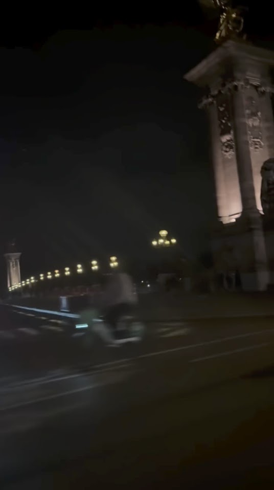 片段可見她所乘坐轎車正向阿爾瑪橋進發。
