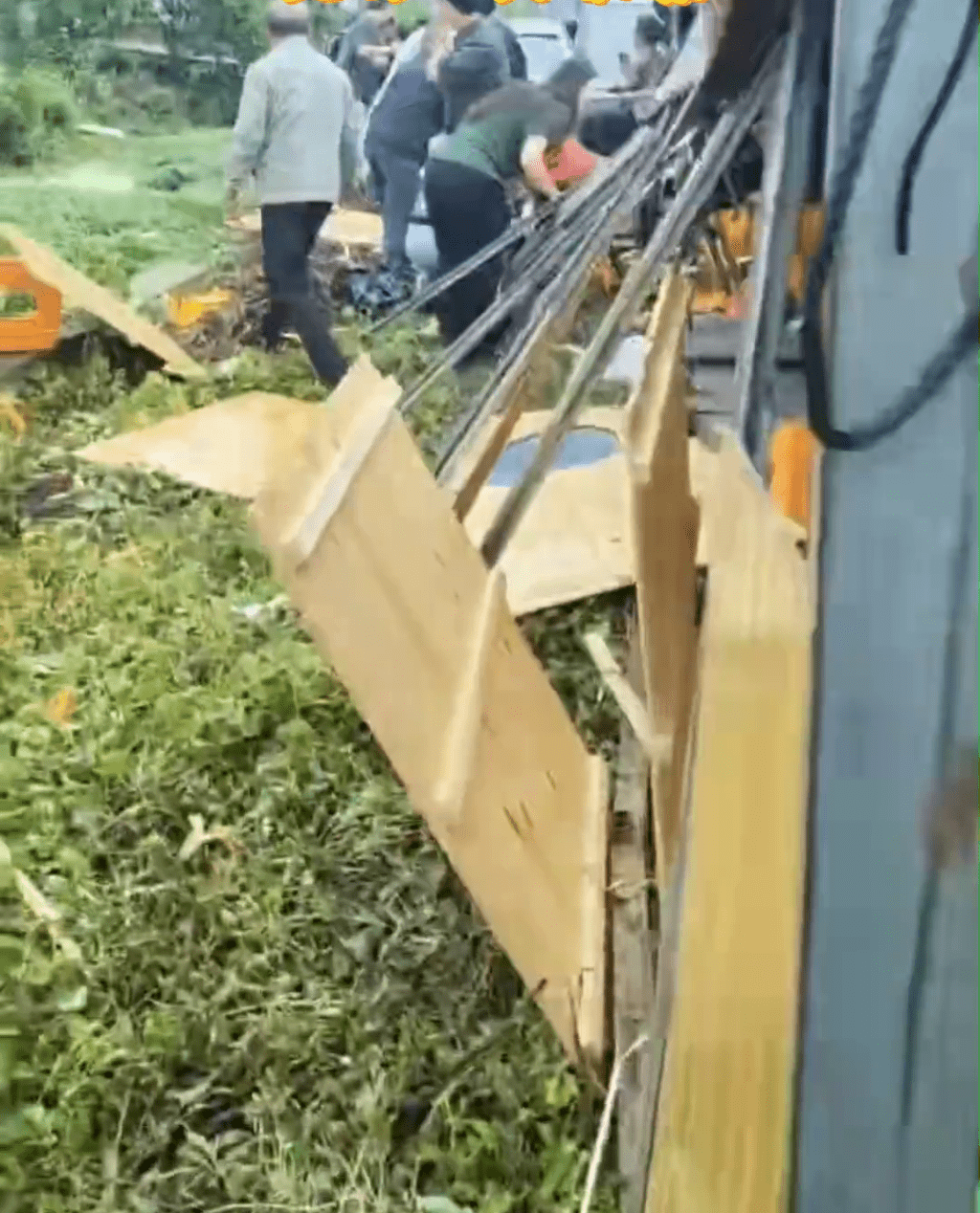 寶馬撞塌整個大棚，之後在河邊停下。