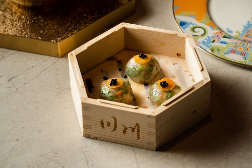 點心總廚陳世煇師傅加入四川元素創作川椒斑肉韮菜水晶果。