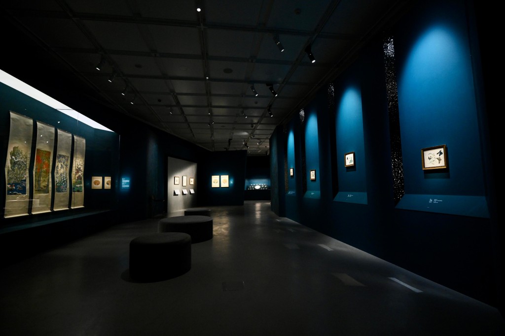 好物有型──香港藝術館藏精品展：圖為「時尚敏銳」展區內張衛的《泉．范寬vs杜尚》（2000）