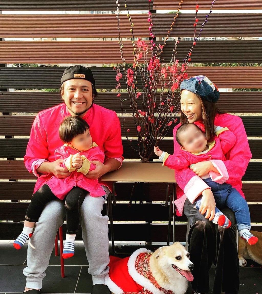 新年時一家四口歡天喜地。