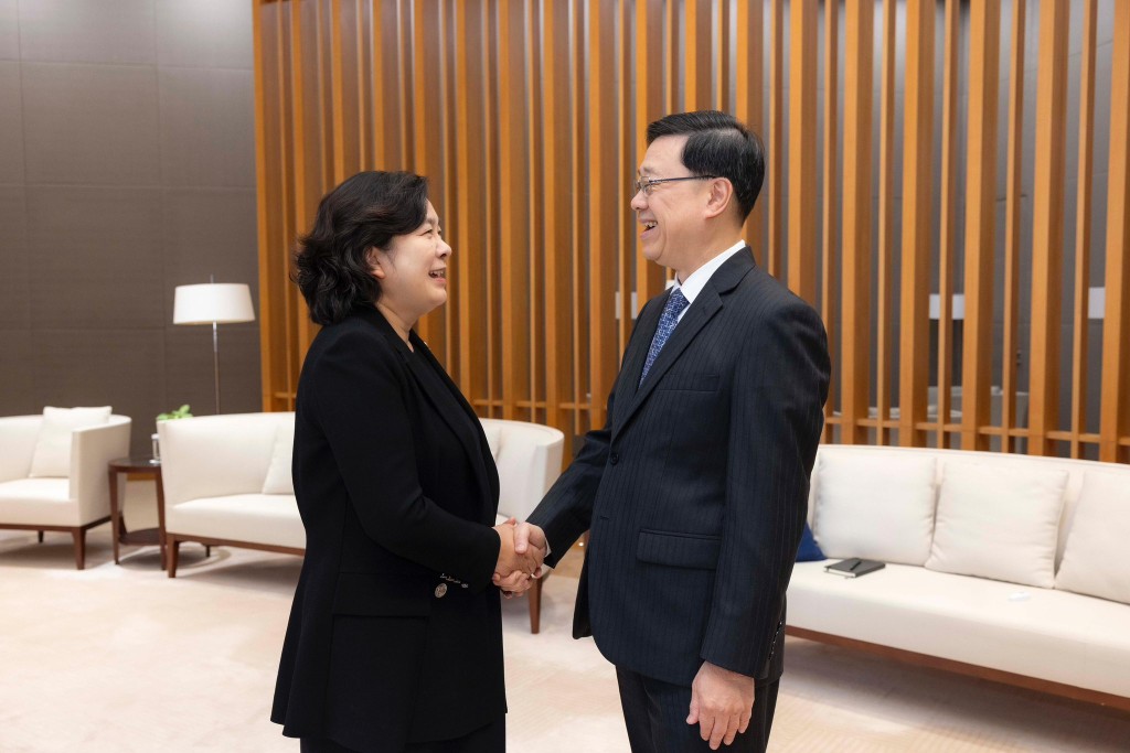 李家超今日下午與外交部副部長華春瑩會面。李家超FB 李家超今日下午與外交部副部長華春瑩會面。李家超FB