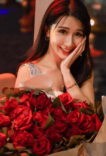 化上精緻妝容的蔡頌思先是身穿吊帶洋裝，在一家海傍餐廳內抱著大束玫瑰花束拍照，她感動得用手掩著下半張臉並展示手上的鑽戒，又晒出鑽戒的特寫圖，十分貴氣。