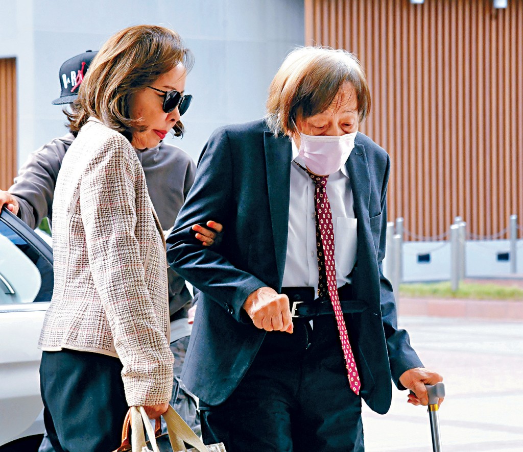 李宏邦昨日拴着枴杖並須攙扶到庭應訊。