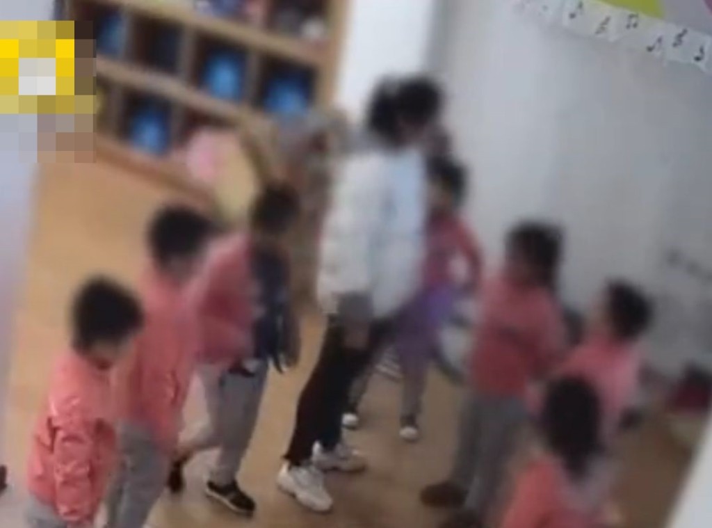 涉事老師捉住其女兒的頭髮,並讓該名男童剪去一小撮。網圖