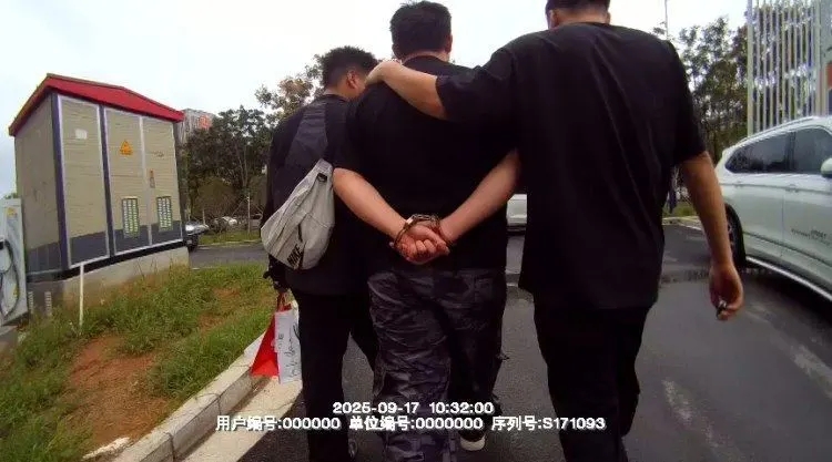 嫌疑人在外省被捕。上海靜安警方