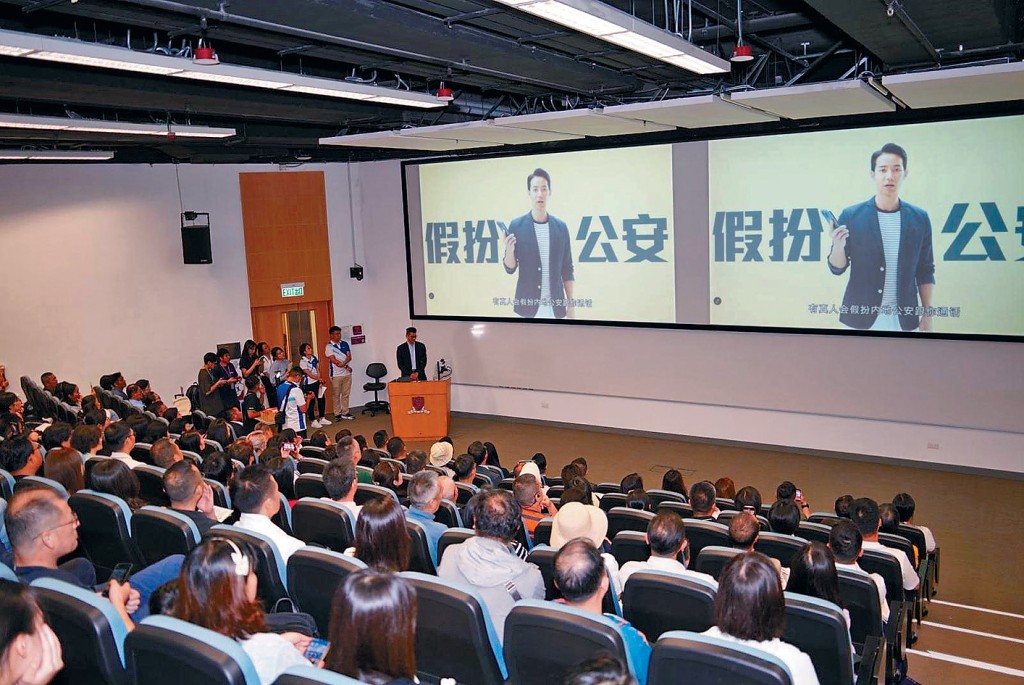 香港中文大學上月舉行「來港生歡迎日」，邀請警方講解騙案手法。