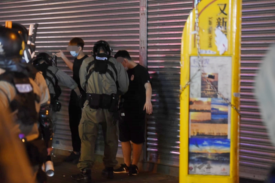 警方截查在場人士。資料圖片